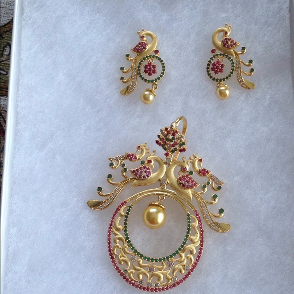 Indian jewelry  earrings and  locket set - Picture 1 of 3